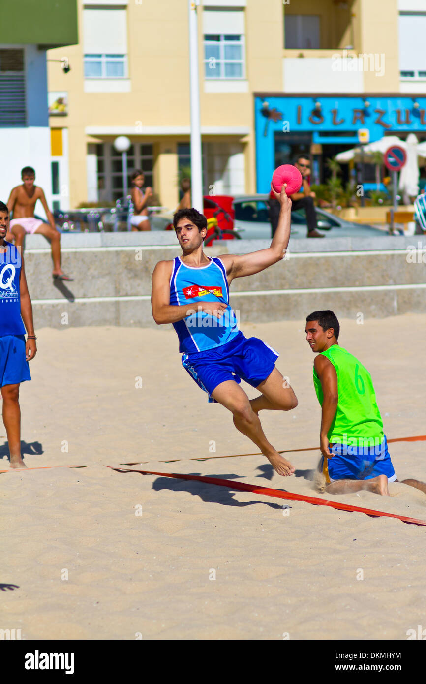 Nicht identifizierter Spieler konkurrieren in einem Match zwischen Zonabalonmano.com und BMPY Los Coñetas in der 19. Liga der Beachhandball Stockfoto