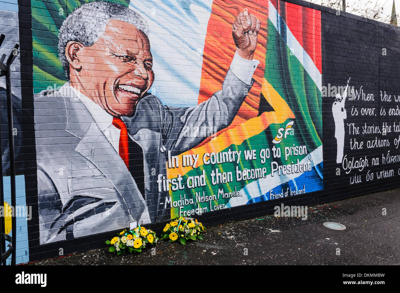 Belfast, Nordirland. 7. Dezember 2013 - links Floral Hommagen an Mandela Wandbild nach dem Tod von Nelson Mandela am 5. Dezember. Bildnachweis: Stephen Barnes/Alamy Live-Nachrichten Stockfoto