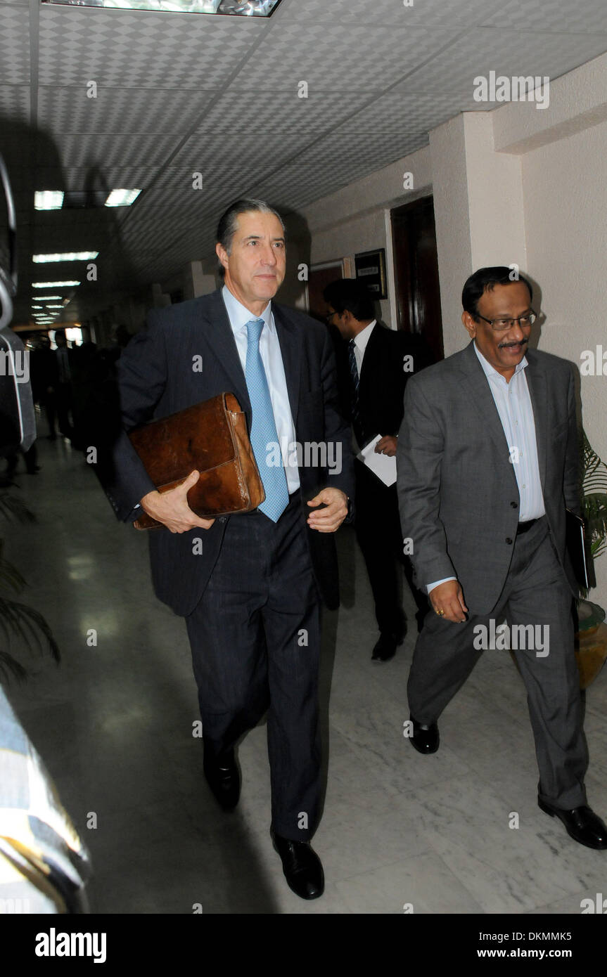 Dhaka, Bangladesch. 7. Dezember 2013. Vereinten Nationen Assistant Secretary General für politische Angelegenheiten Oscar Fernndez begleitet (L) kommt an das Auswärtige Amt in Dhaka, Bangladesch, 7. Dezember 2013. Oscar Fernndez-begleitet hier angekommen Freitag Abend bei einem viertägigen Besuch, die Hoffnung auf ein Ende der Wahl Sackgasse, die breite erstellt hat Gewalt verbreitet und hat Dutzende von Menschen das Leben gekostet. Bildnachweis: Shariful Islam/Xinhua/Alamy Live-Nachrichten Stockfoto