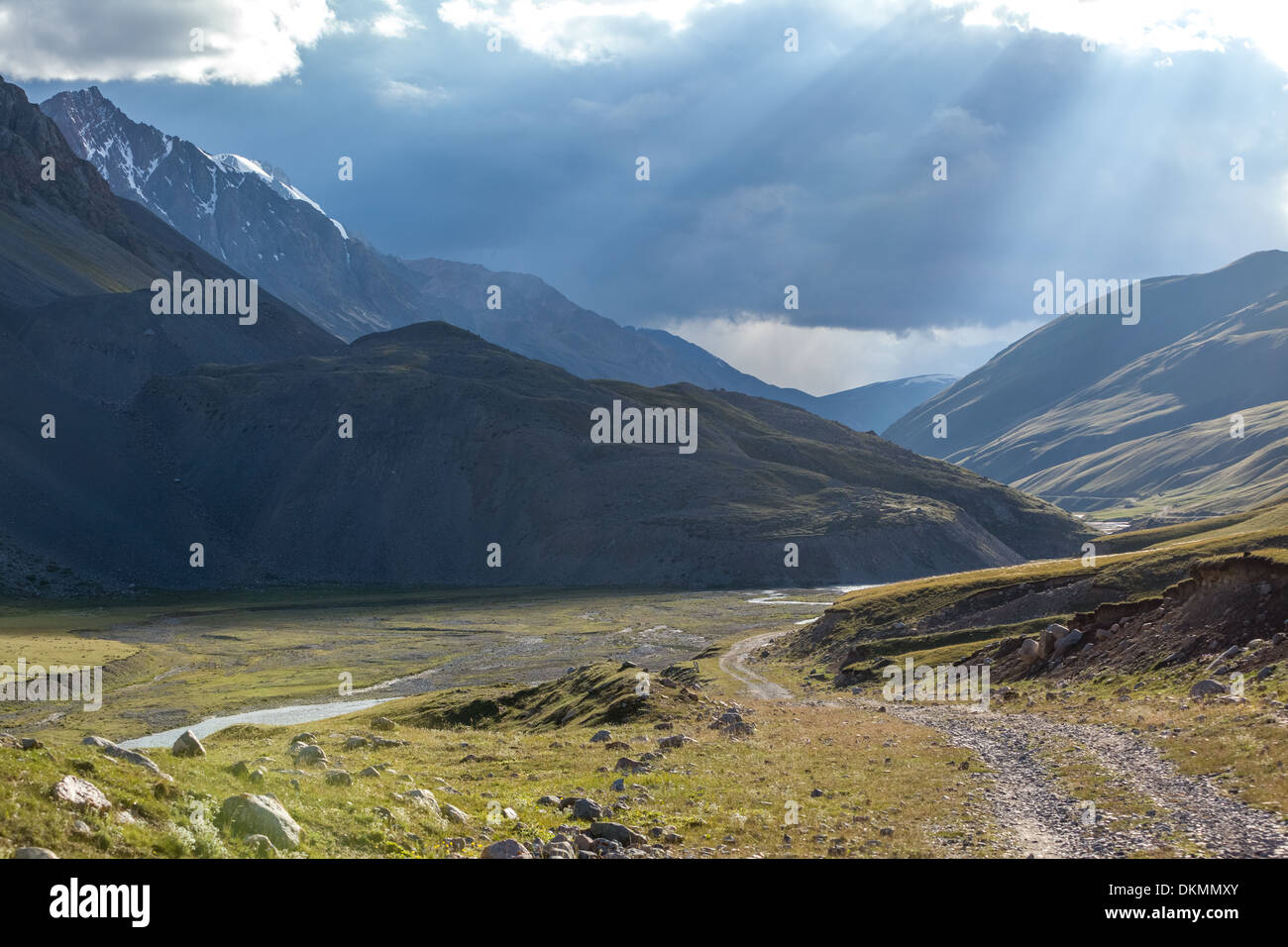 Wunderbare Landschaft Straße in Kirgisistan Stockfoto