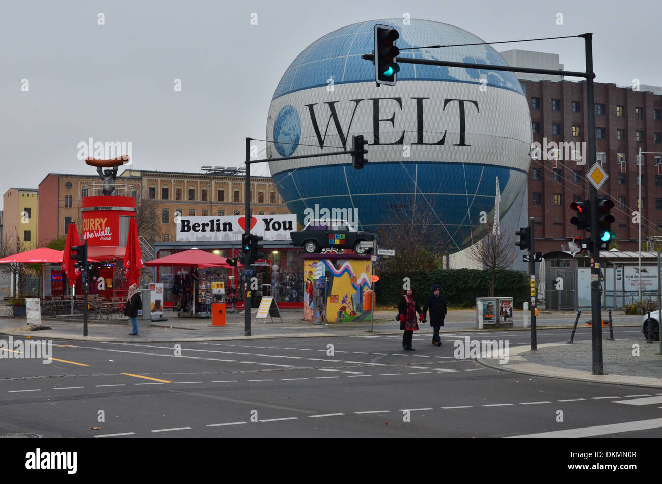 Berlin, Wurst stand, Zeitungsanzeige für "Die Welt", Kreuzung Stockfoto