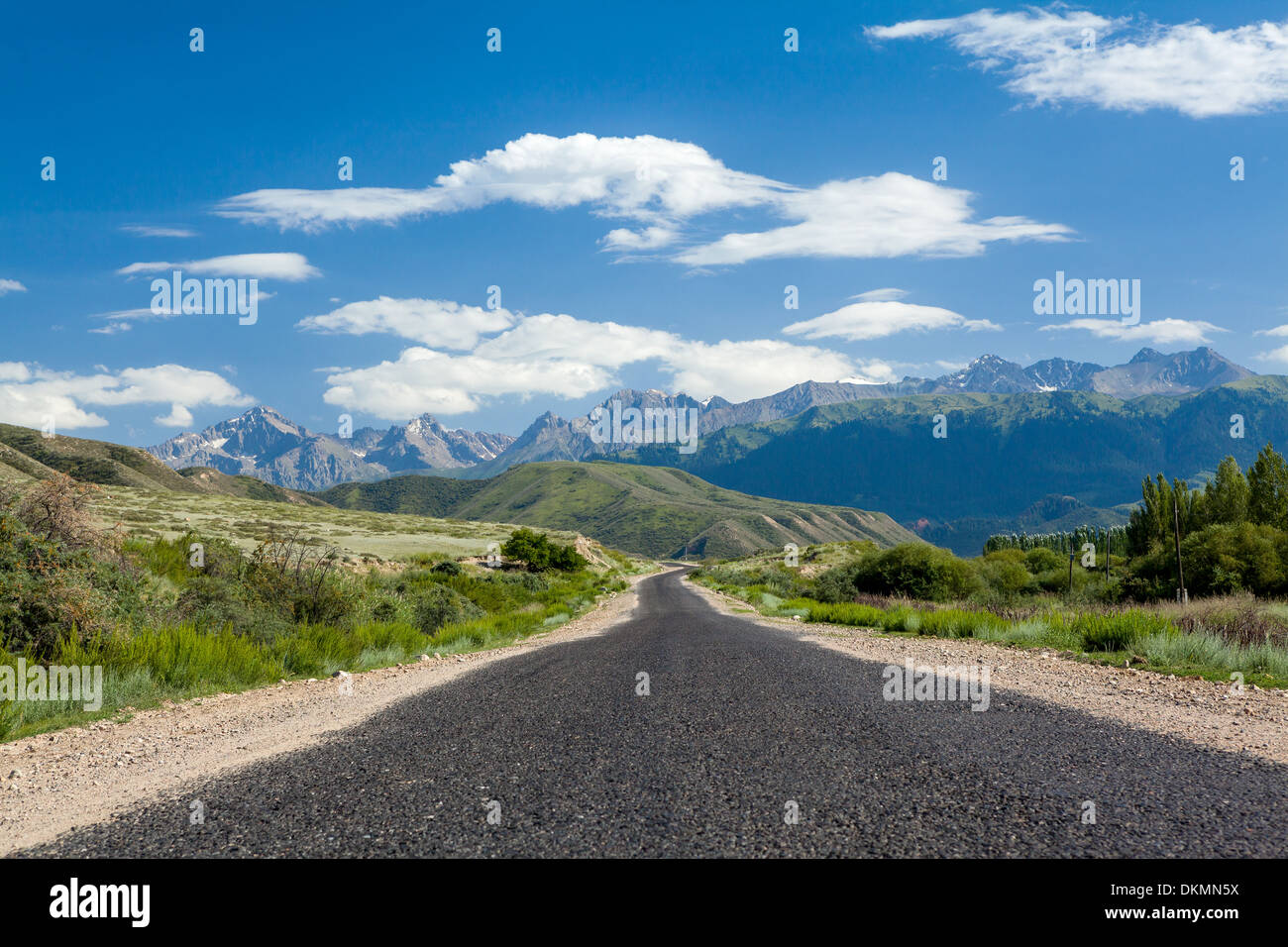 Straße im Tien-Shan-Gebirge Stockfoto