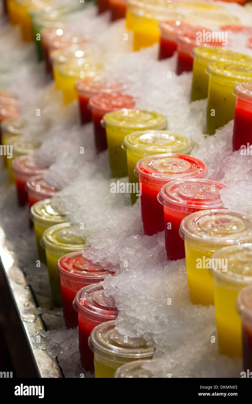 Erfrischende Getränke auf einem Markt Stockfoto