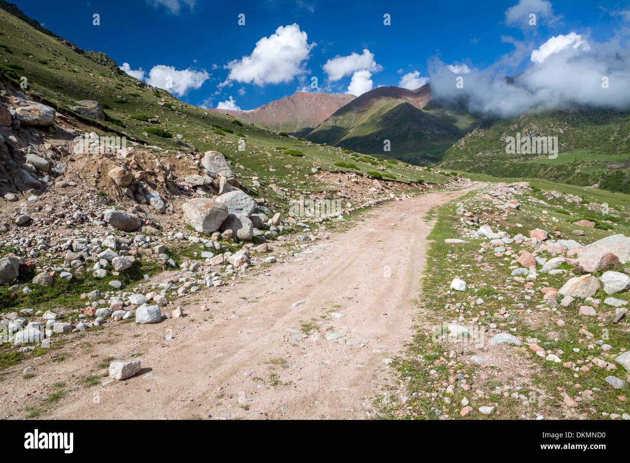 Schmutz-Bergstraße. Kirgistan Stockfoto