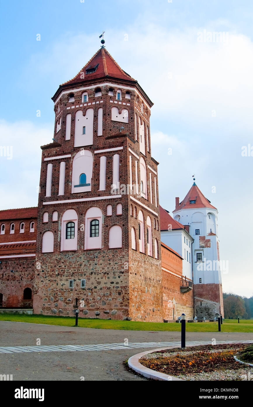 Die Türme der alten Burg in der Stadt von Mir. Belarus. Stockfoto