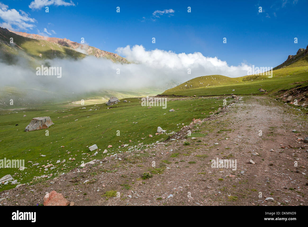 Wolken auf der Ebene der Bergstraße Stockfoto