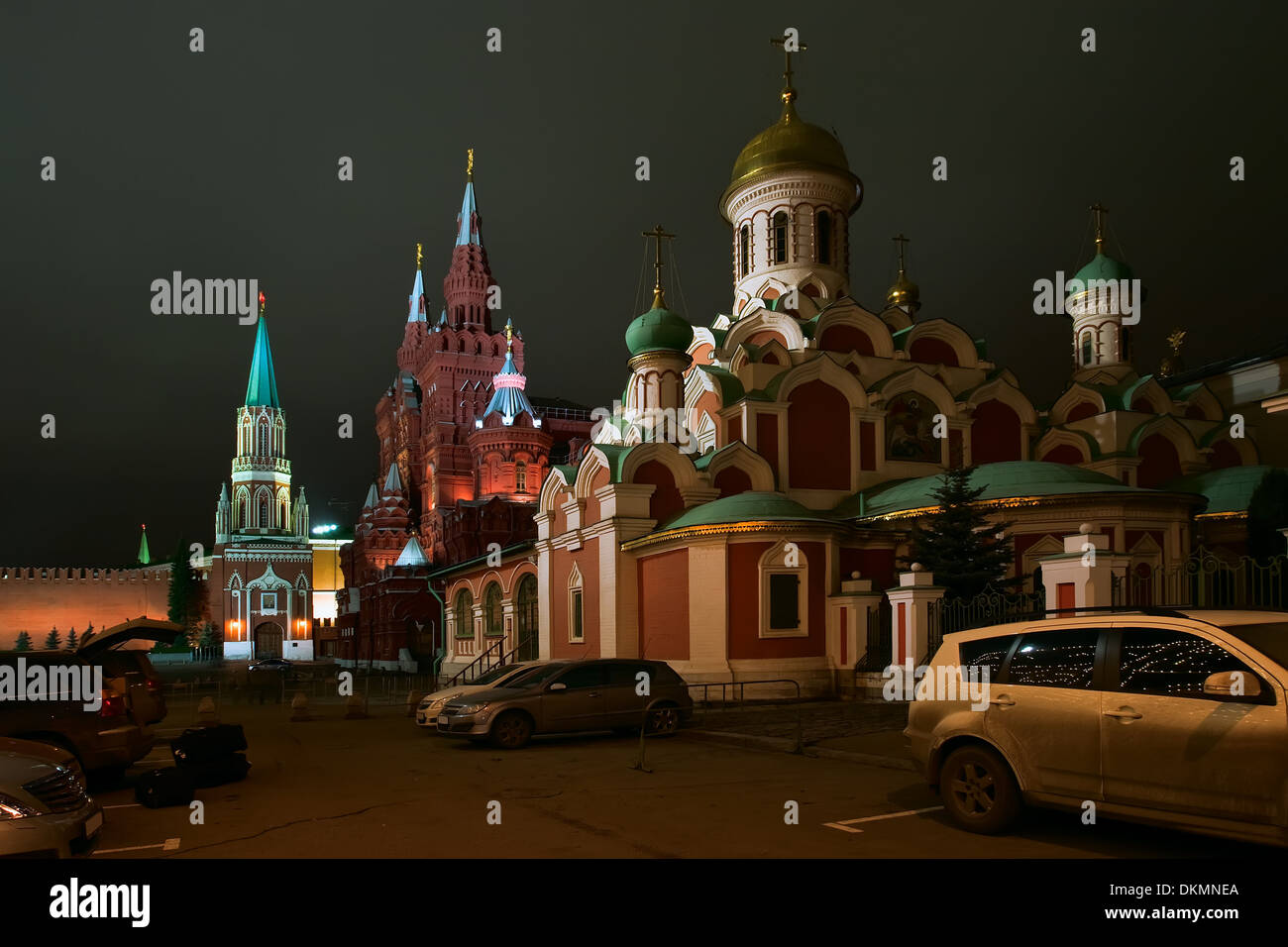 Nachtansicht der Dom, das historische Museum und St.-Nikolaus-Turm des Kremls. Moskau. Stockfoto