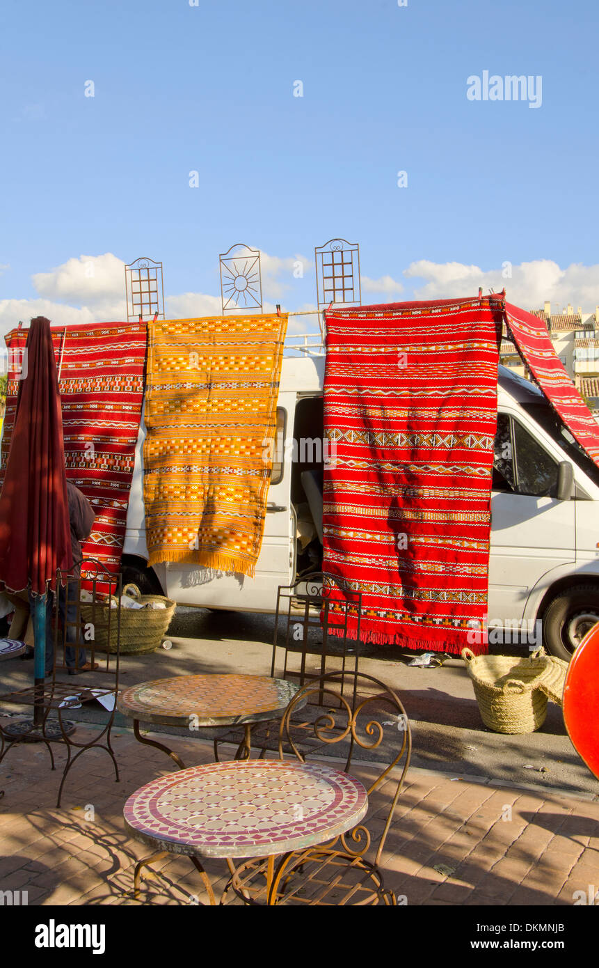 Marokkanischen Stil Teppiche und Möbel für den Verkauf auf Second Hand Markt in Fuengirola, Spanien. Stockfoto