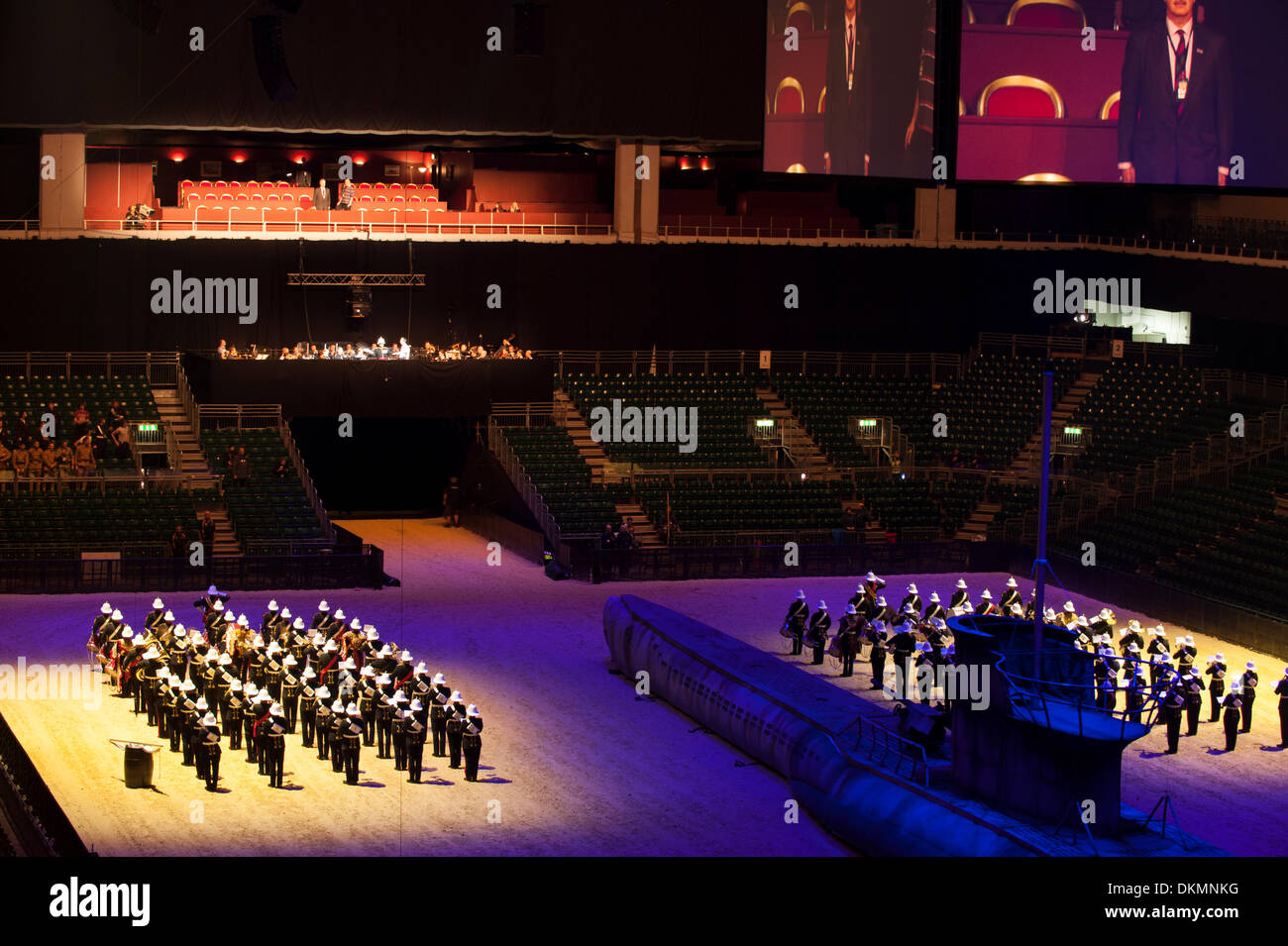 6.12.2013, Earls Court, London UK. Die britische militärische Turnier-Probe findet statt, eines der größten Displays von militärischen Theater der Welt. Die Band der Royal Marines führt bei der Eröffnung der Generalprobe. Das Turnier wirft dringend benötigte Mittel um die tapferen Männer und Frauen von den britischen Streitkräften sowie ihre Familien zu unterstützen. Stockfoto