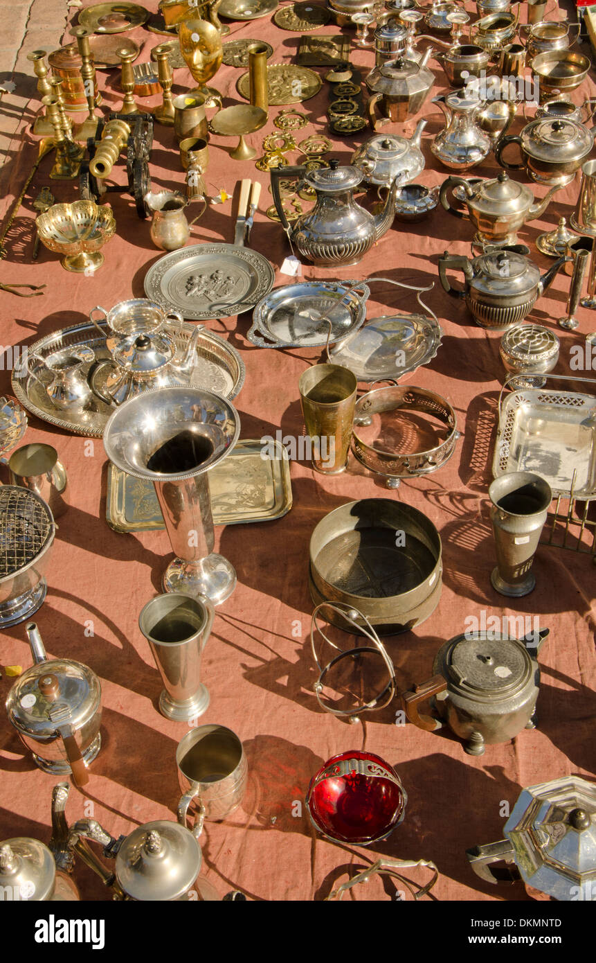 Sammlung von alten Besteck und Copperware für den Verkauf auf einem Gebrauchtwarenmarkt in Fuengirola, Spanien. Stockfoto