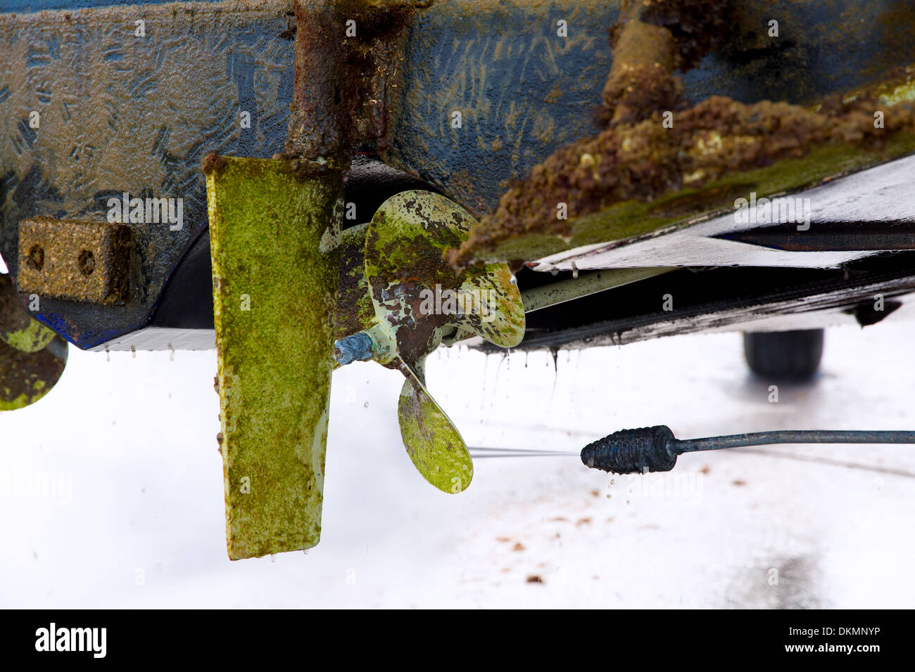 Boot Heck Rumpf und Propeller Druckwasser reinigen auf gestrandeten Schiff Stockfoto