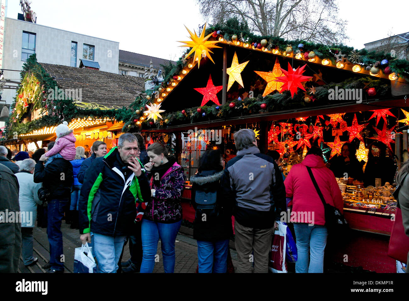Menschen den Besuch Weihnachtsmarkt in Karlsruhe Stockfoto
