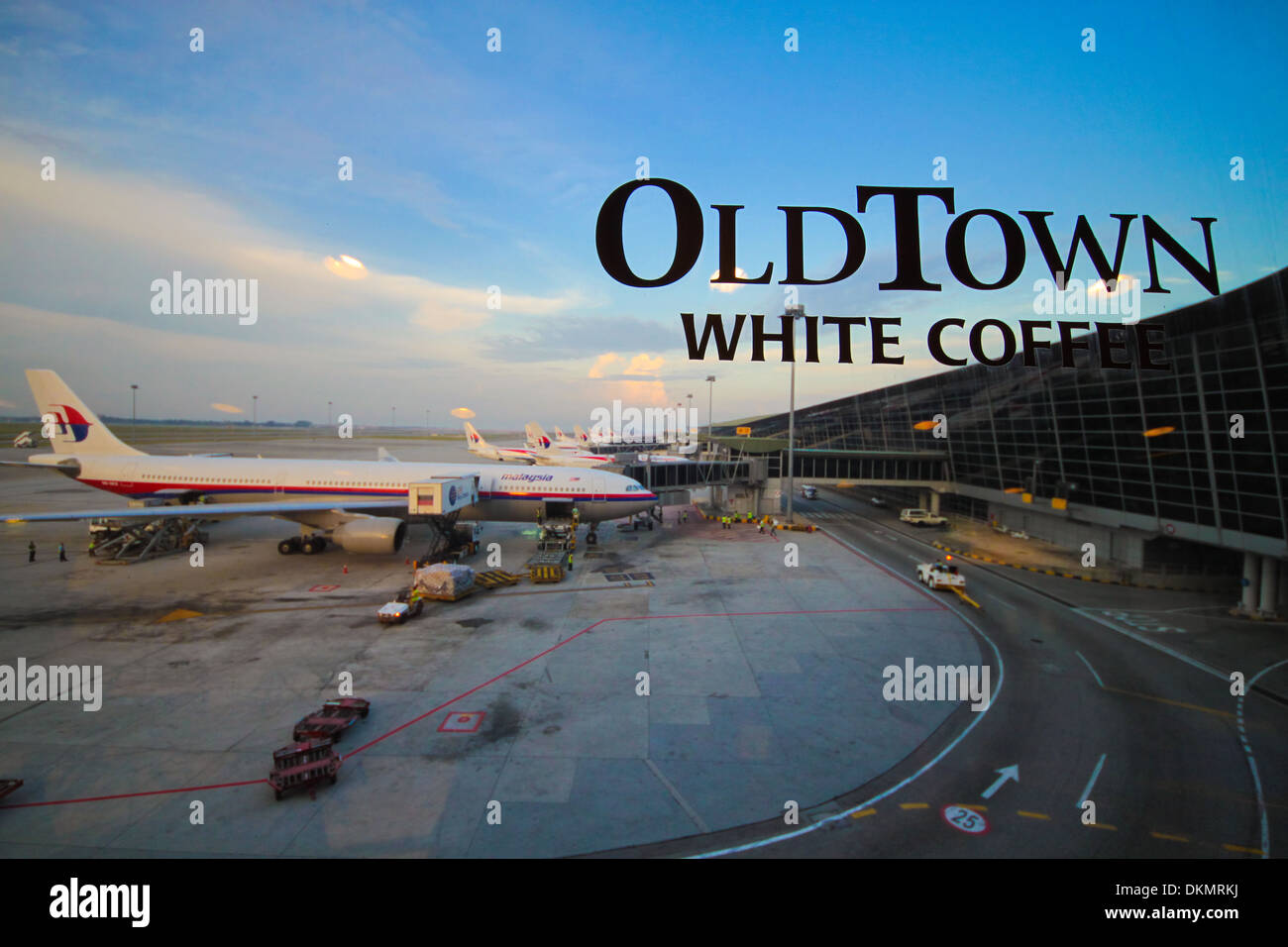 Old Town White Coffee Restoran Unterschrift auf die Glaswand des KL International Airport, Malaysia. Stockfoto