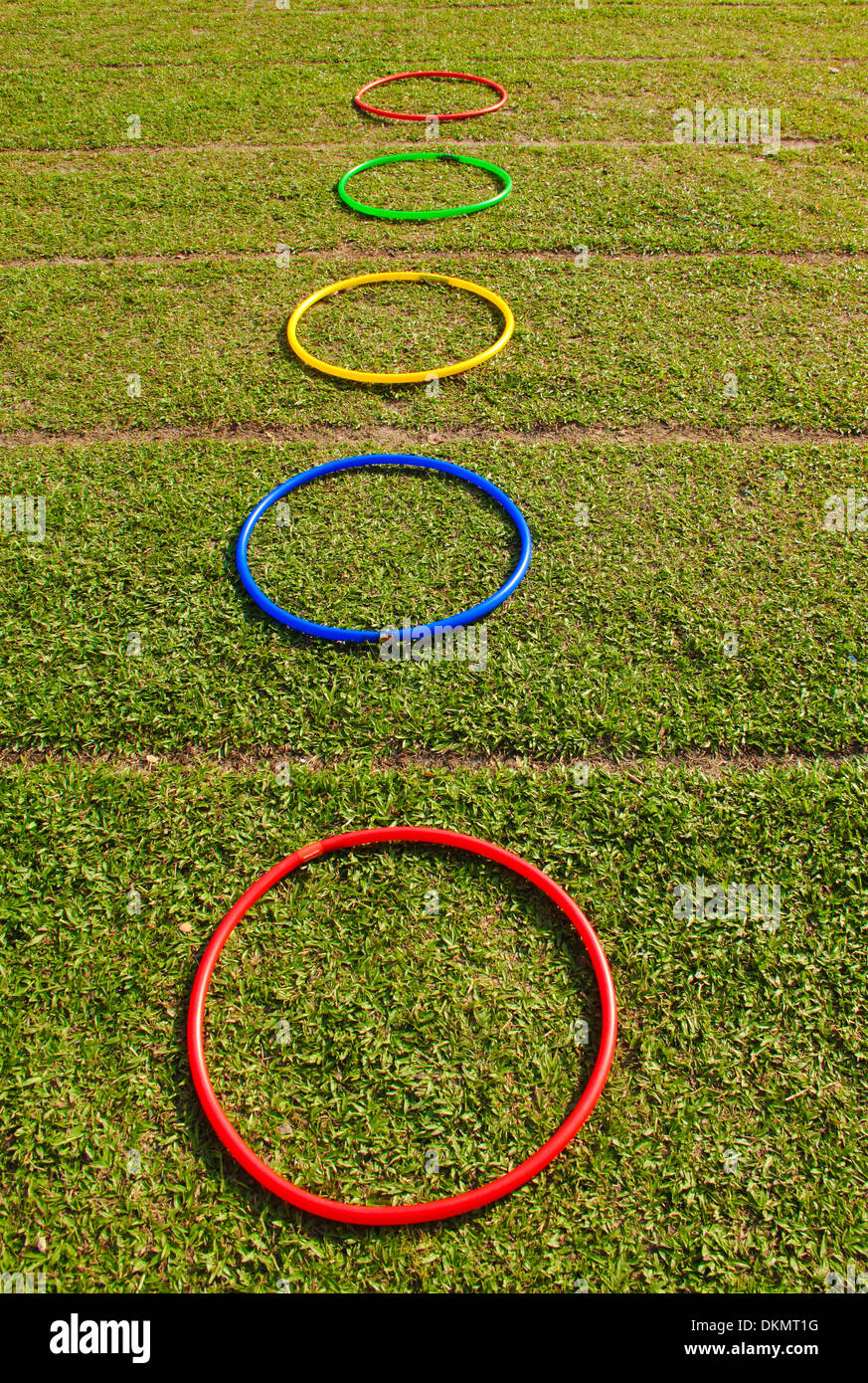 Hula Hoops am Spielplatz Feld. Stockfoto