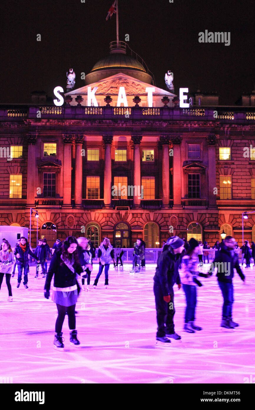 London, England, Vereinigtes Königreich. 6. Dezember 2013. Genießen einen Abend am Somerset House Eisbahn auf dem Strang Skater. Täglich geöffnet für die Öffentlichkeit bis 5. Januar 2014. Bildnachweis: Julia Gavin/Alamy Live-Nachrichten Stockfoto