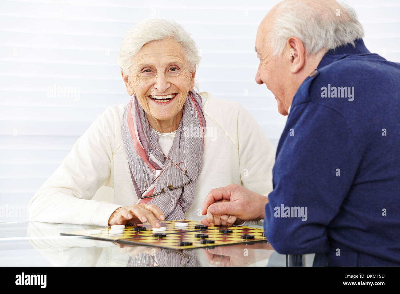 Gerne älteres Paar spielen Dame in einem Altersheim Stockfoto