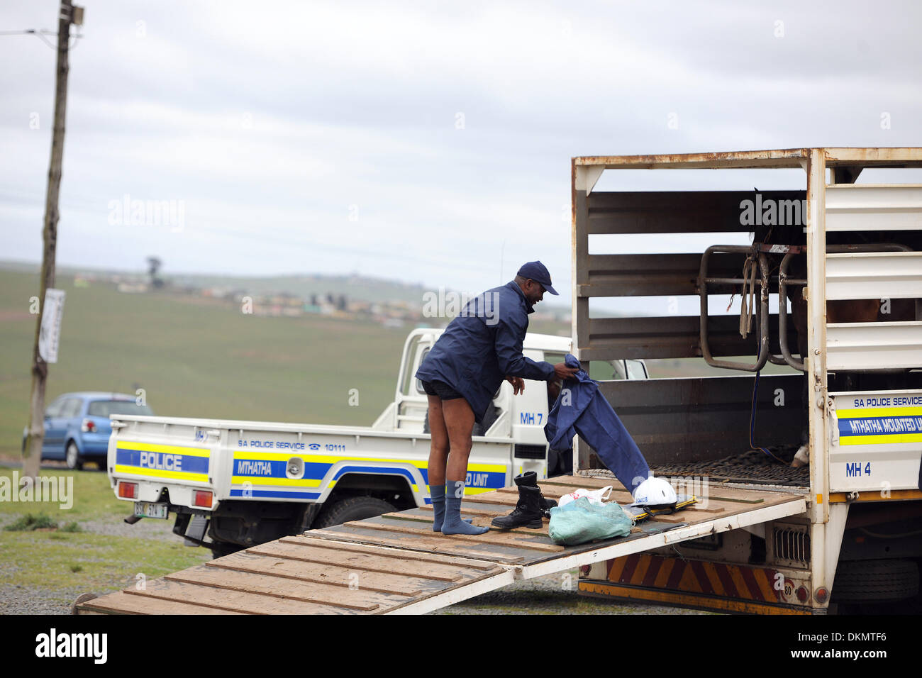 QUNU, Südafrika: ein Polizist aus dem Gerät montiert sieht seine Reiten am 7. Dezember 2013 vor ehemaligen Präsidenten Nelson Mandela Haus in Qunu, Südafrika wird vorbereitet. Der Vater der Nation, Nelson Mandela, Tata Madiba, ruhig am Abend des 5. Dezember 2013 in seinem Haus in Houghton mit Familie verstorben. Bildnachweis: Gallo Bilder/Alamy Live News Stockfoto