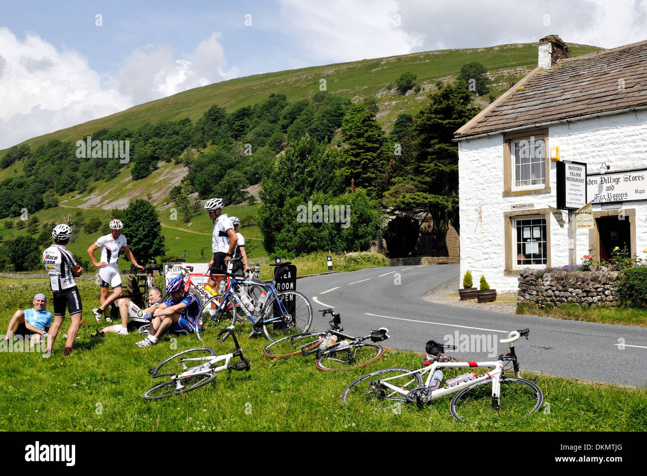 Radfahrer genießen einen Urlaub in England, Yorkshire Dales, Upper Wharfedale, Buckden Stockfoto