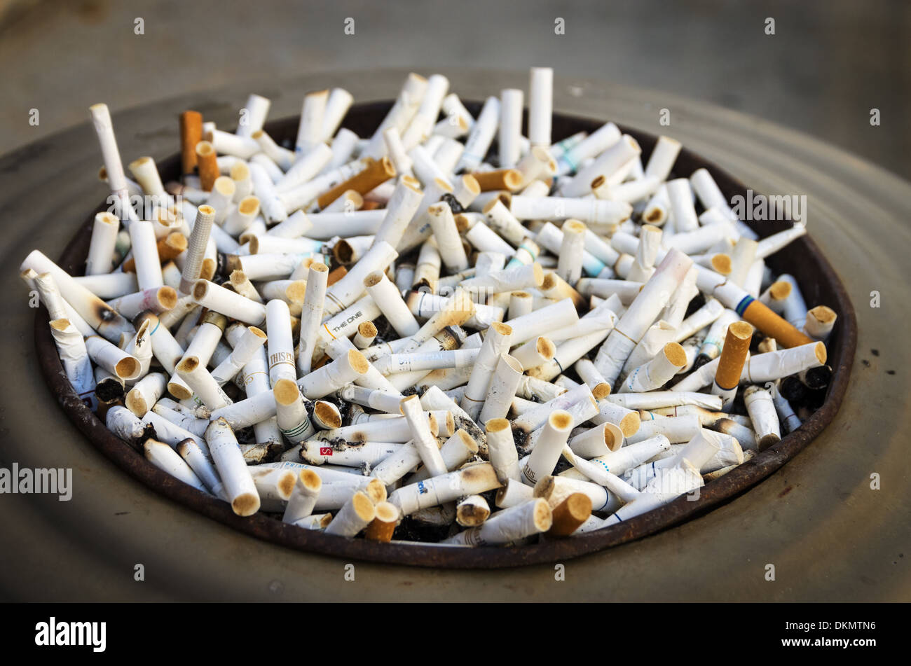 großer Aschenbecher voller viele Zigarettenkippen Stockfoto
