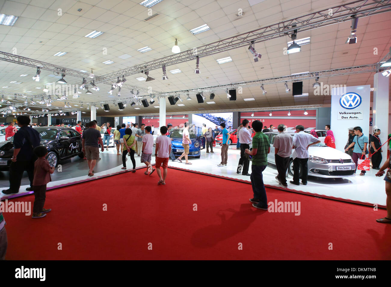 Masse des Volks Wagen besuchen zeigen Boden auf KL International Motor Show 2013. Stockfoto