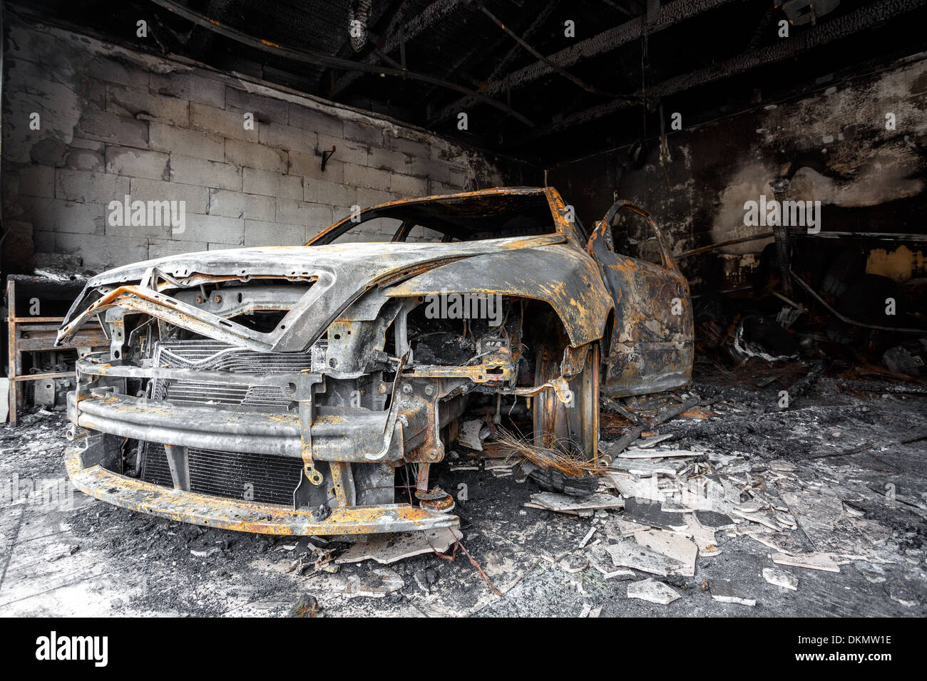 Nahaufnahme Foto eines ausgebrannten Autos in der Garage nach Brand für den Grunge-Einsatz Stockfoto