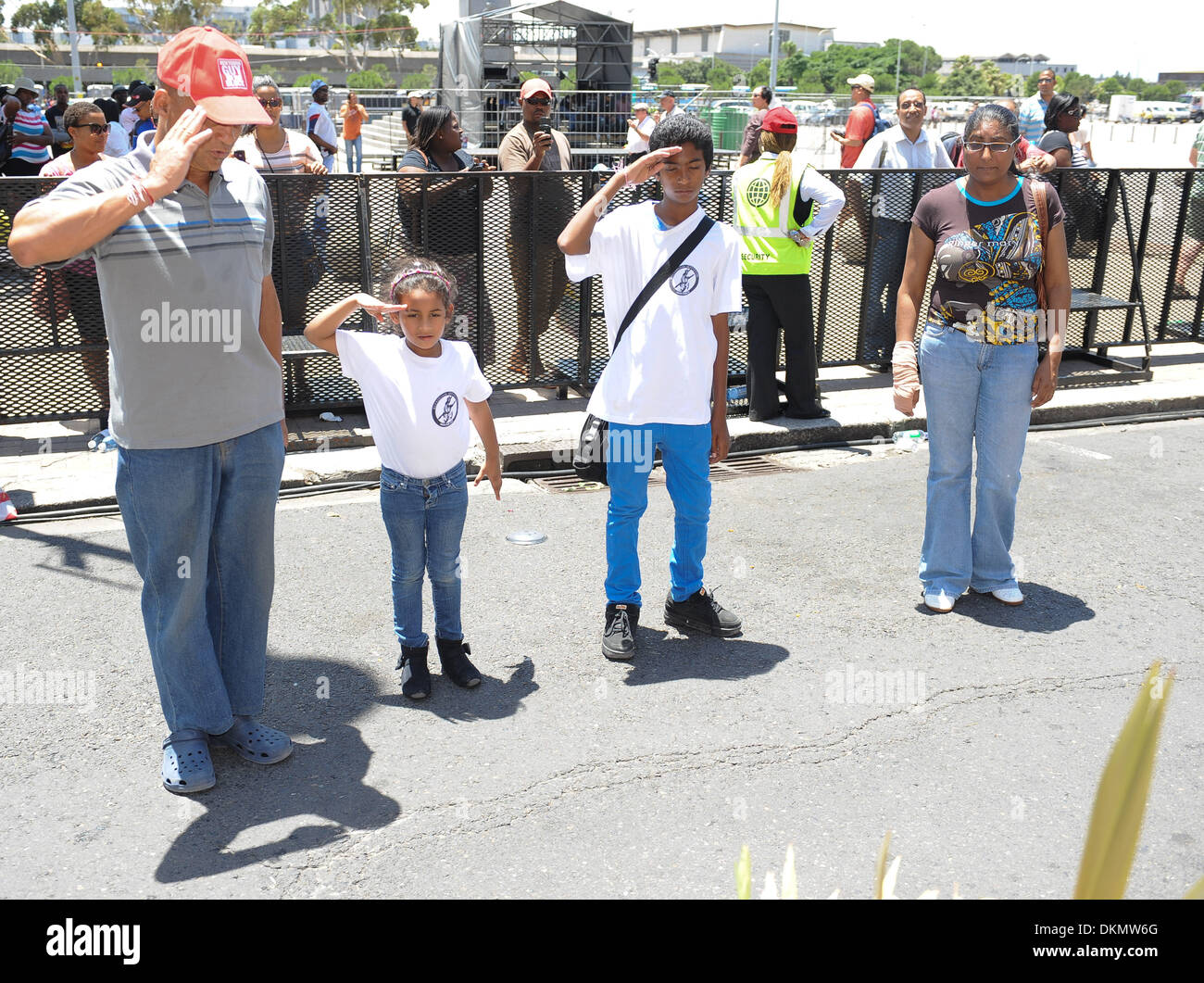 CAPE TOWN, SOUTH AFRICA - Samstag, 7. Dezember 2013, eine Familie salutiert vor der Abreise nach der Zahlung ihre letzte Ehre in einer Zeit der nationalen Trauer über den Tod des ersten demokratisch gewählten Präsidenten, Nelson Mandela, vor dem Rathaus in Kapstadt.  Bildnachweis: Roger Sedres/Alamy Live-Nachrichten Stockfoto