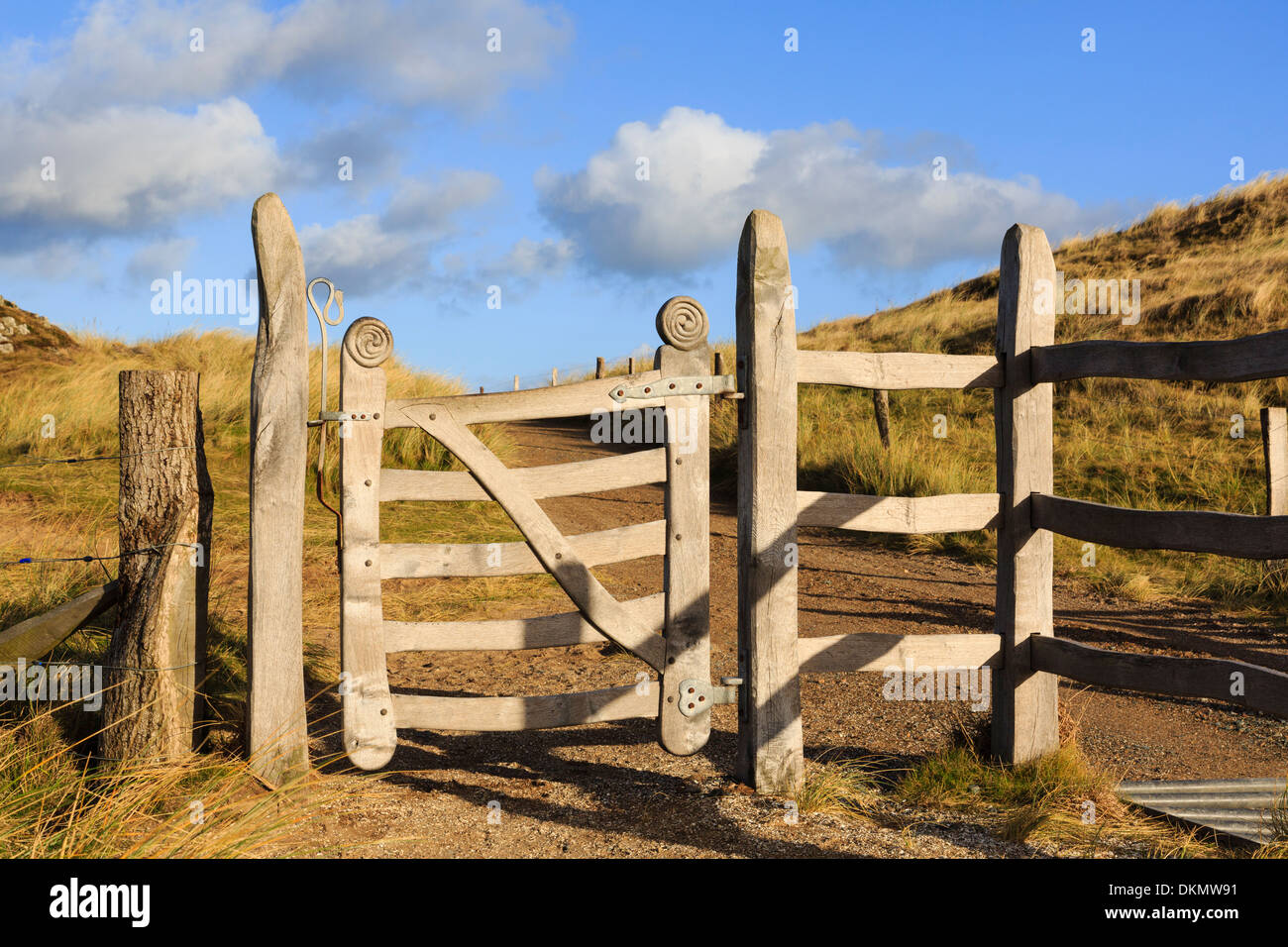 Zierpflanzen Tor auf öffentlichen Pfad auf Ynys Llanddwyn Island, Rhosneigr, Isle of Anglesey, North Wales, UK, Großbritannien Stockfoto