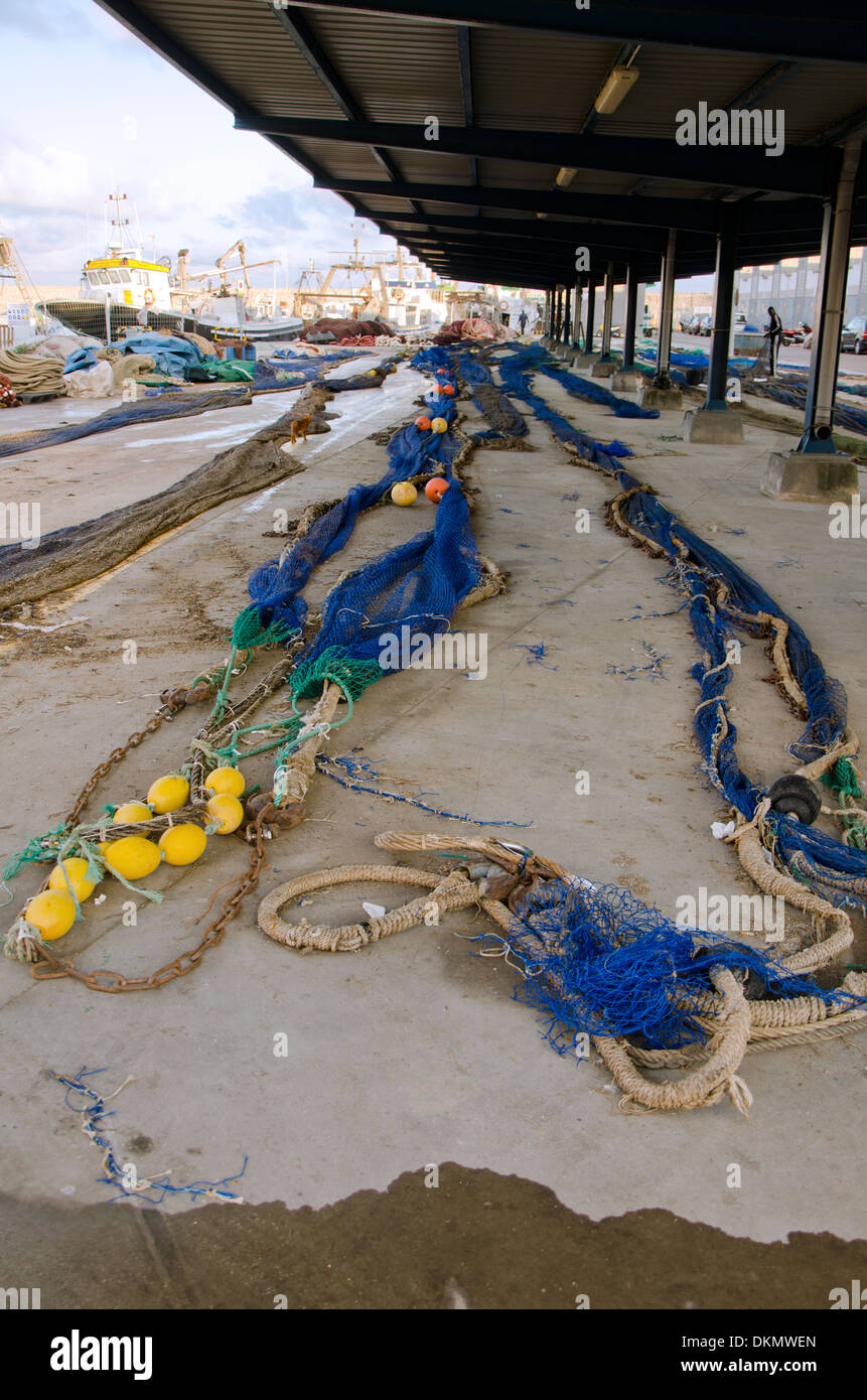 Nylon-Netzstrümpfe auf dem Pier im Hafen von Fuengirola, Costa Del Sol, Spanien ausgebreitet. Stockfoto