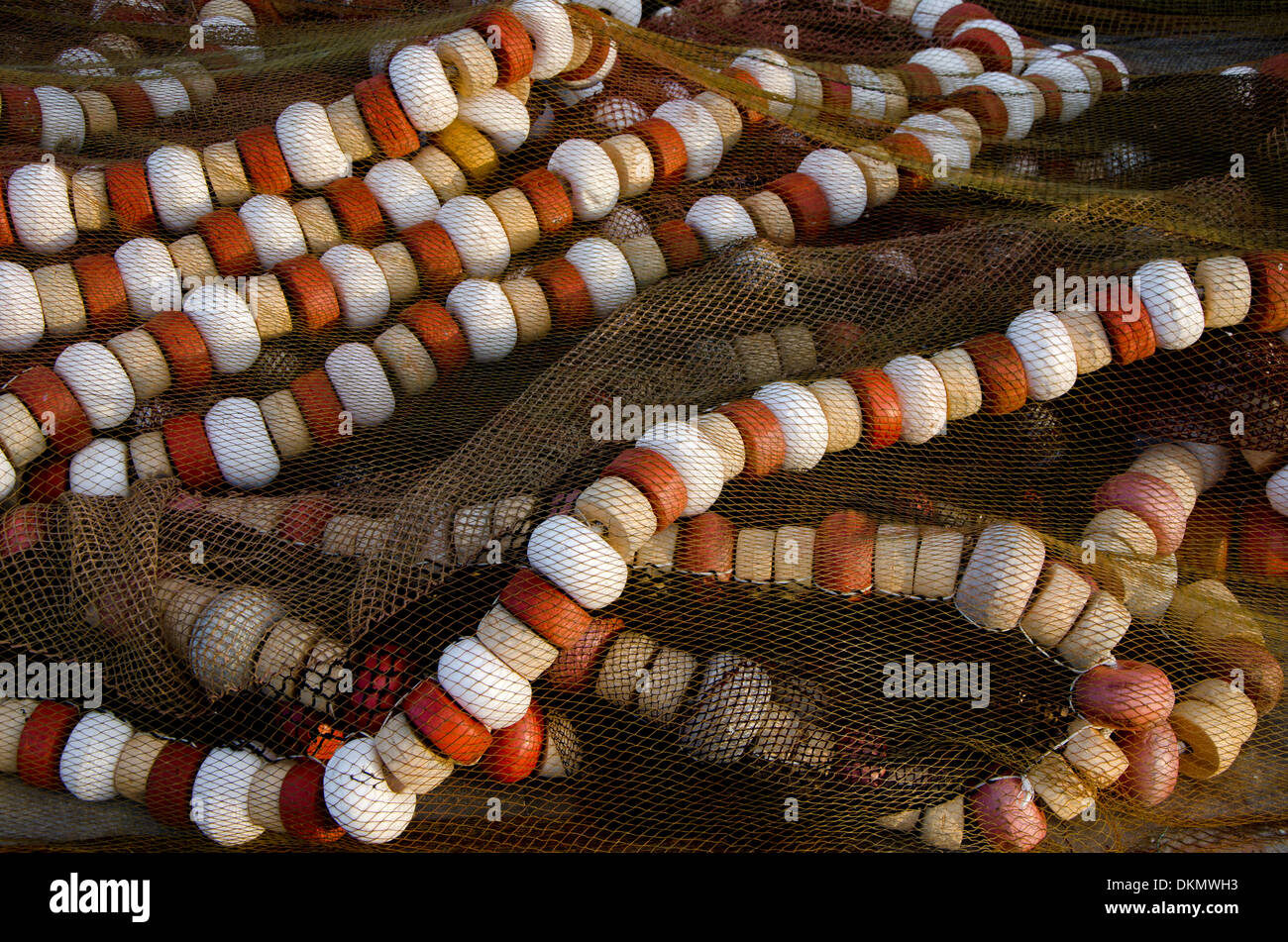 Nylon-Fischernetz mit Float-Linie auf dem Pier im Hafen von Fuengirola, Costa Del Sol, Spanien ausgebreitet. Stockfoto