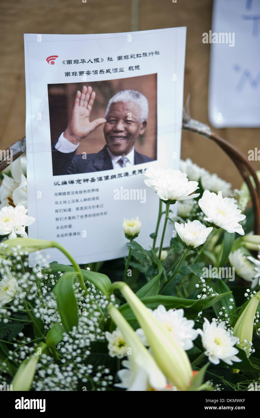 PRETORIA, Südafrika - Samstag, 7. Dezember 2013, Kondolenzschreiben Meldungen in allen Sprachen auf Blumenstrauss in einer Zeit der nationalen Trauer über den Tod des ersten demokratisch gewählten Präsidenten, Nelson Mandela, an den Union Buildings in Pretoria, der Hauptstadt der Republik Südafrika.  Bildnachweis: Roger Sedres/Alamy Live-Nachrichten Stockfoto