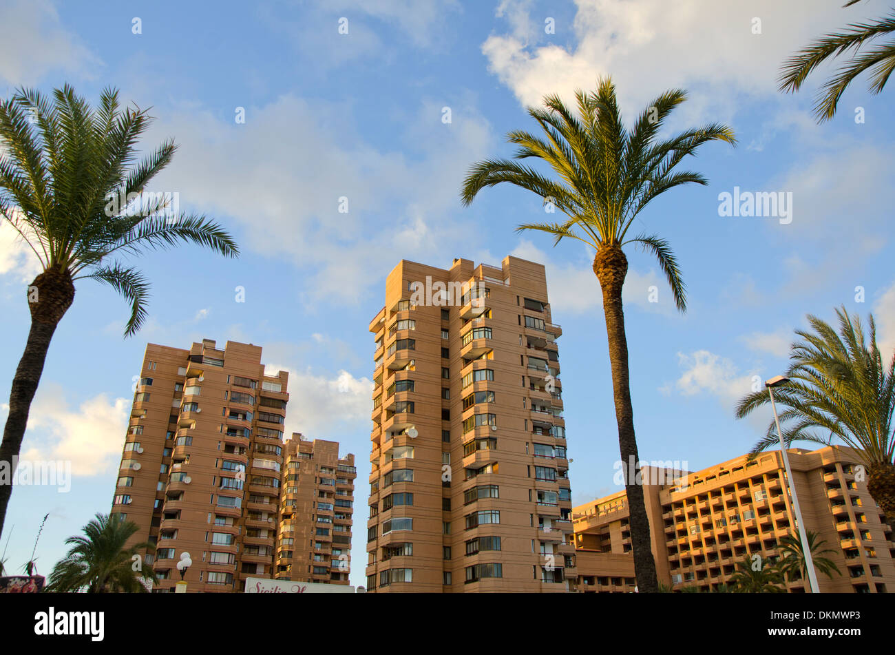 High-Rise Wohnung Blöcke in die zersiedelte küstennahen Dorf von Fuengirola, Costa Del Sol, Spanien. Stockfoto