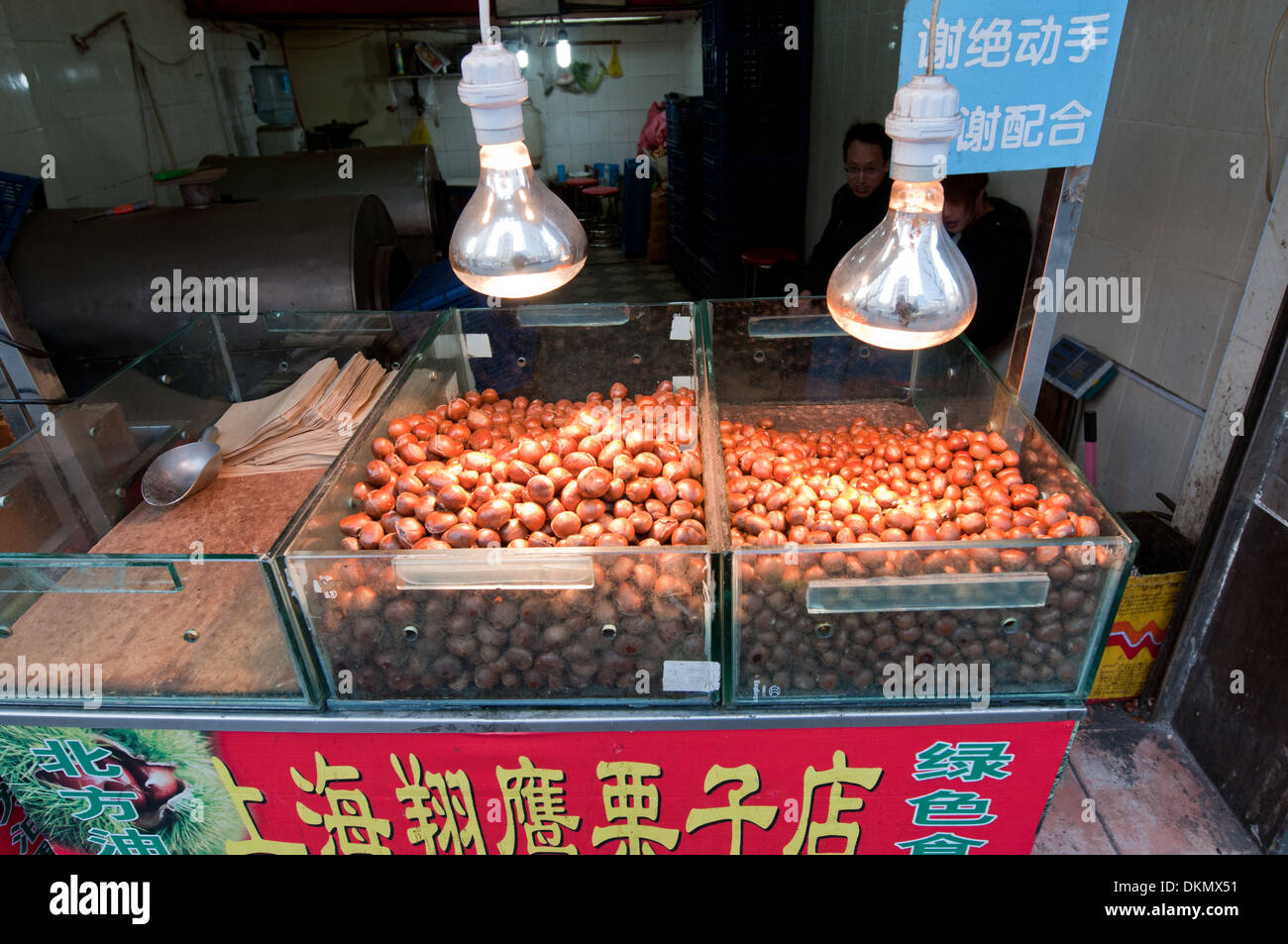 gebratene Kastanien zum Verkauf auf der Straße in Shanghai, China Stockfoto
