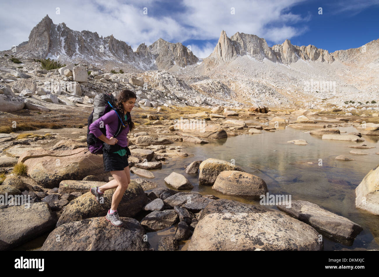 Frau Backpacker in den Sierra Nevada Bergen Stockfoto