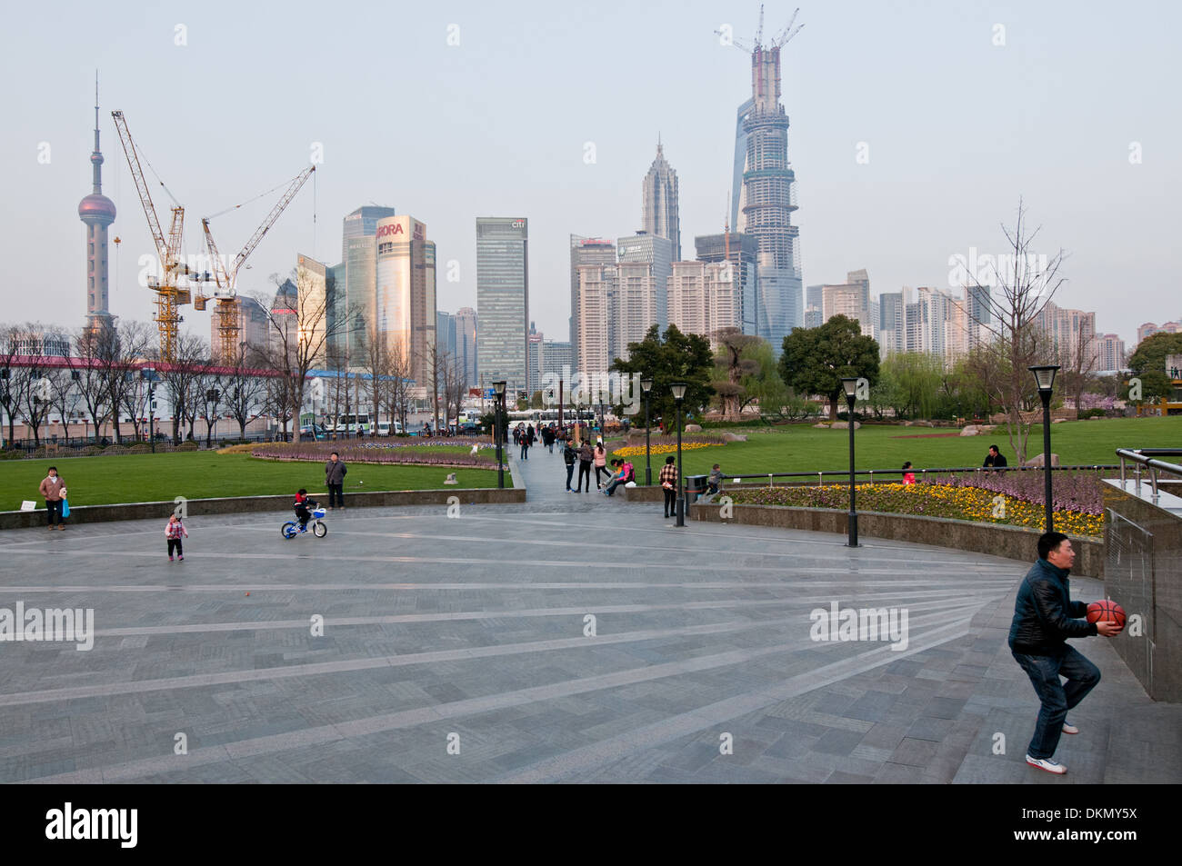 Gucheng Park am Renmin Road, Huangpu District mit Skyline von Pudong District auf Hintergrund, Shanghai, China Stockfoto