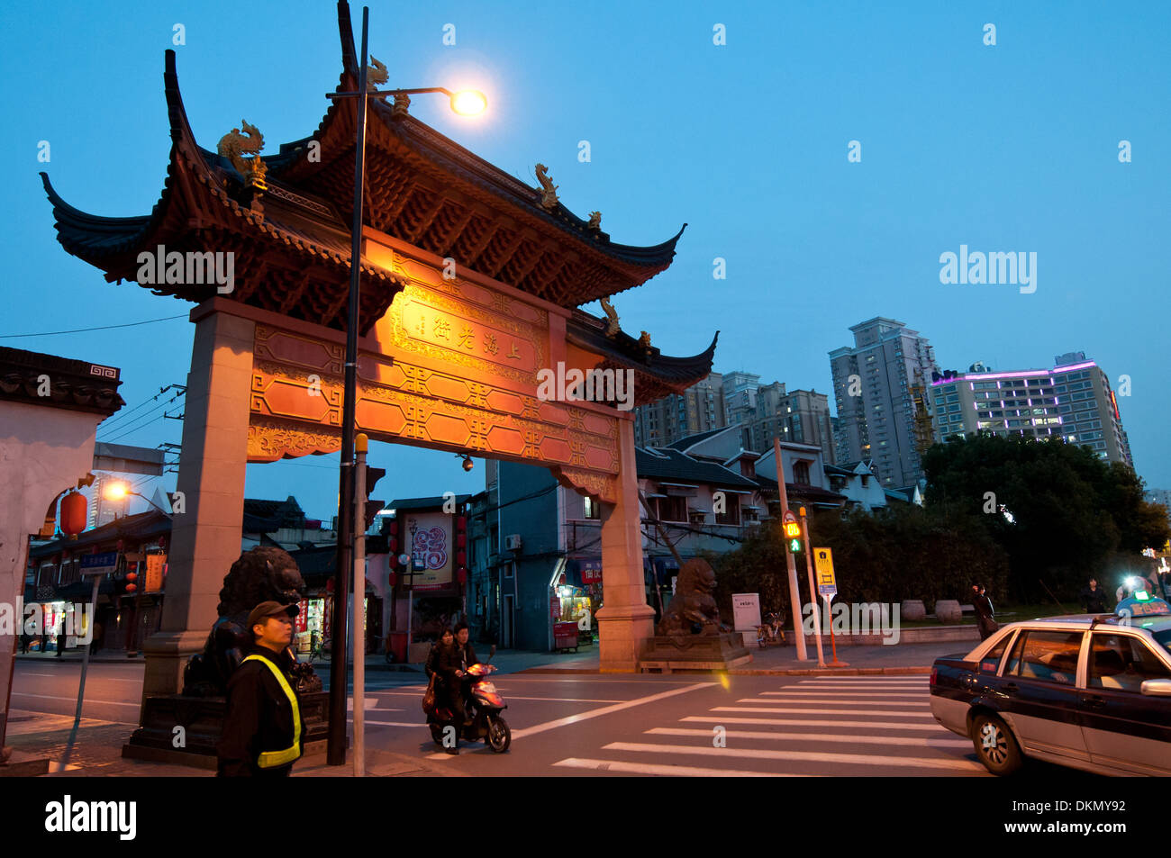 FangBang Straße dekorative Bogen führt zu Altstadt - Blick vom Henan-Süd-Straße in Shanghai, China Stockfoto