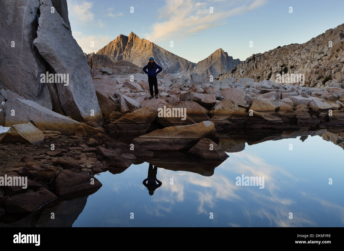 Frau, die am Ufer eines Bergsees Sierra Nevada mit Reflexion Stockfoto