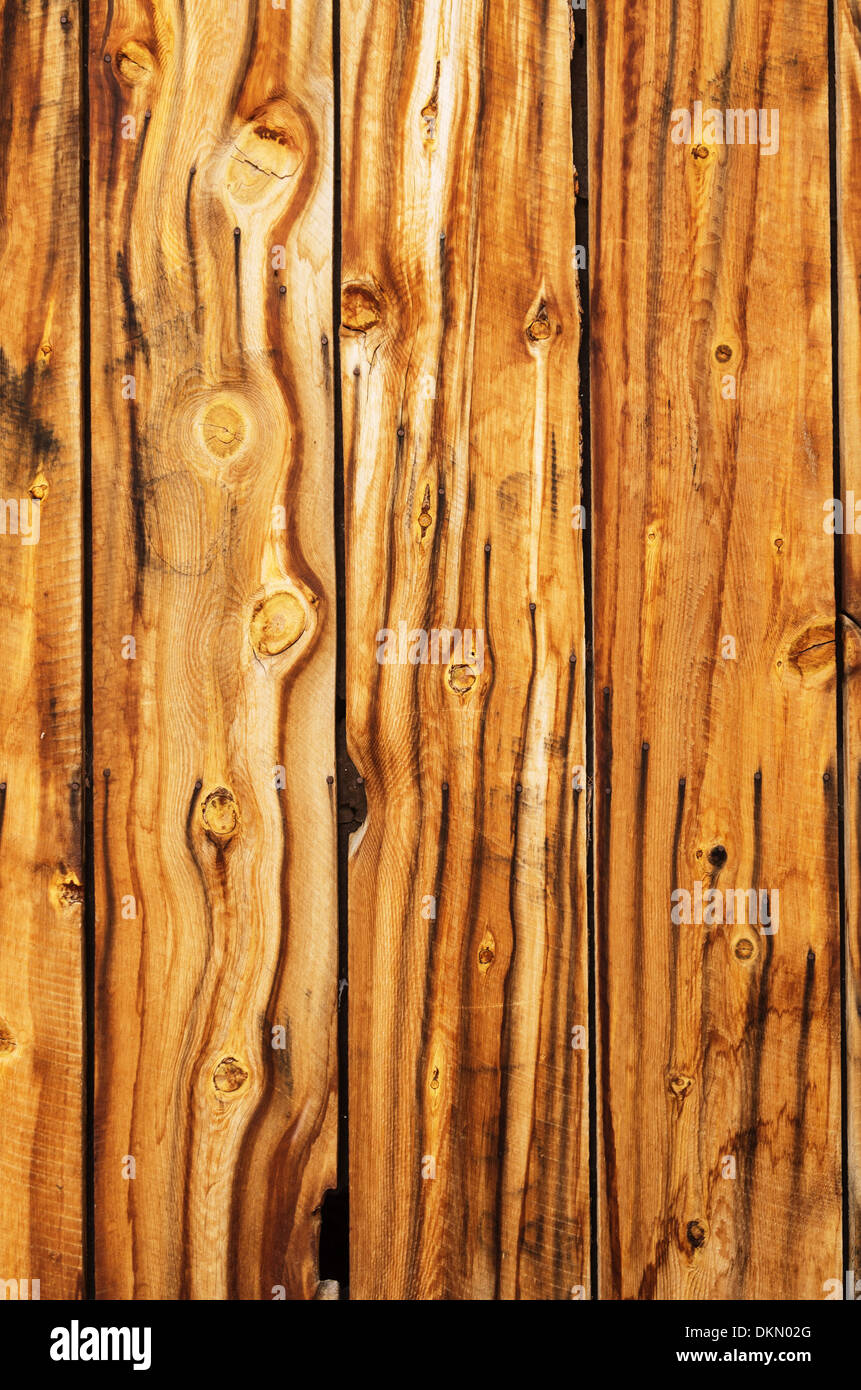 verwitterte alte Holzplatten in eine Wand mit Rost Streifen von den Nägeln Stockfoto