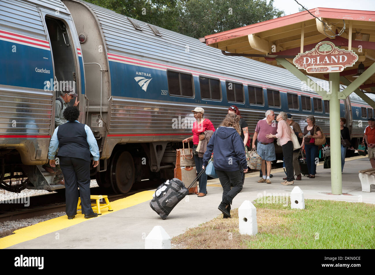 Amtrak Passagierzug und Passagiere in DeLand Station Florida USA Stockfoto