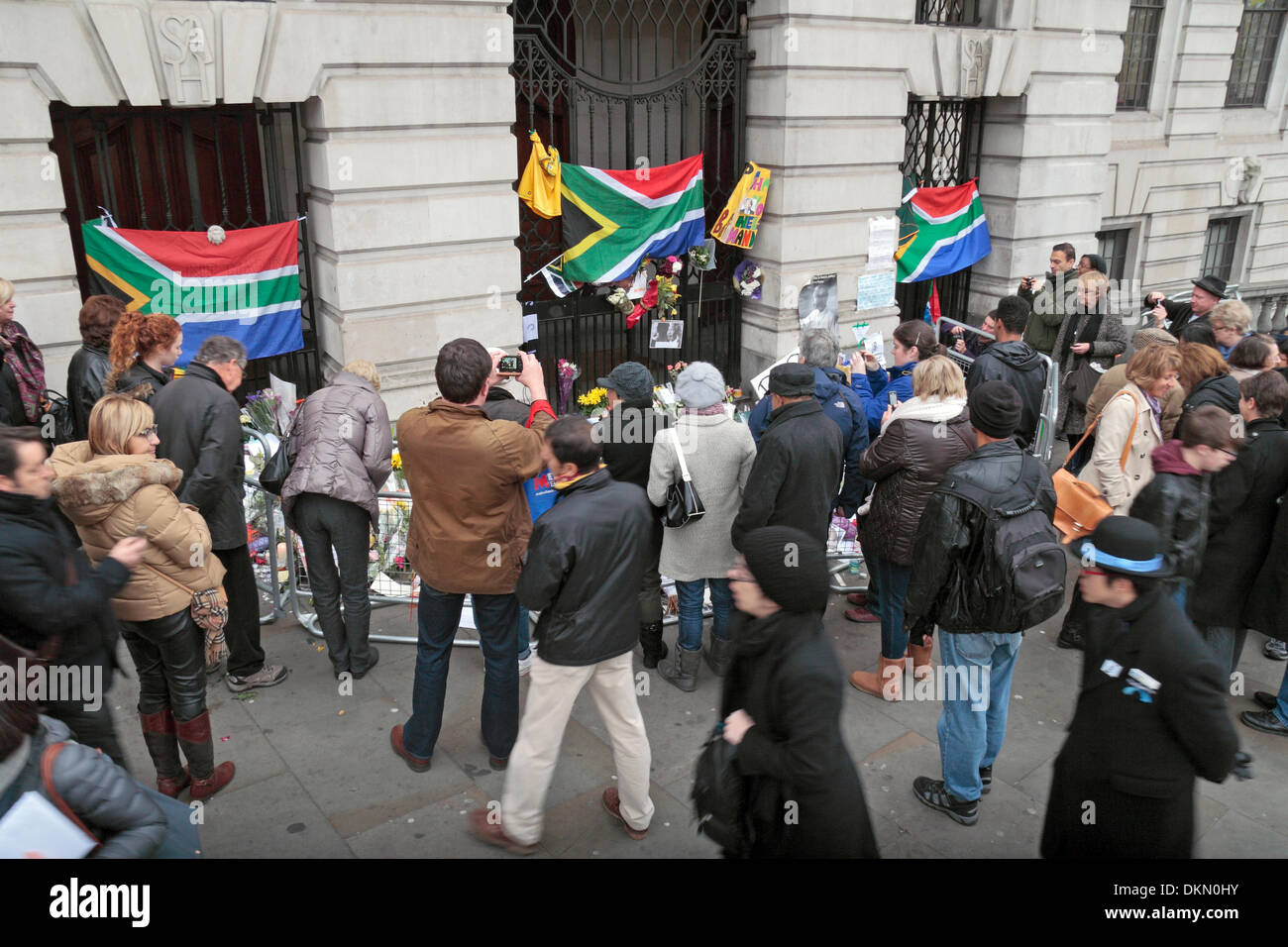 Trafalgar Square, (South Africa House), London, UK. 7. Dezember 2013. Gesamtansicht der Massen außerhalb South Africa House, Trafalgar Square, die nach dem Tod von Nelson Mandela. Bildnachweis: Maurice Savage/Alamy Live-Nachrichten Stockfoto