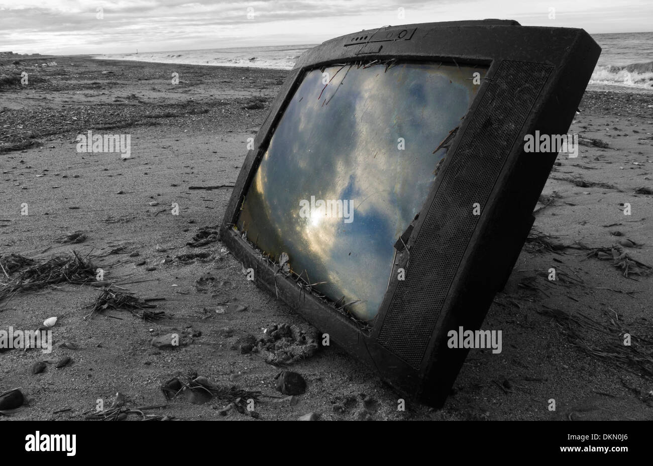 TV-Gerät an einen Strand gespült. Stockfoto