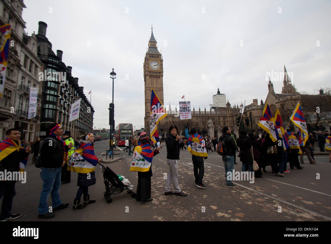 Westminster London, UK. 7. Dezember 2013. Eine kleine Gruppe von tibetischen Demonstranten marschieren rückwärts in Westminster zur Downing Street zum protest gegen die chinesische Besetzung Tibets Credit: Amer Ghazzal/Alamy Live-Nachrichten Stockfoto