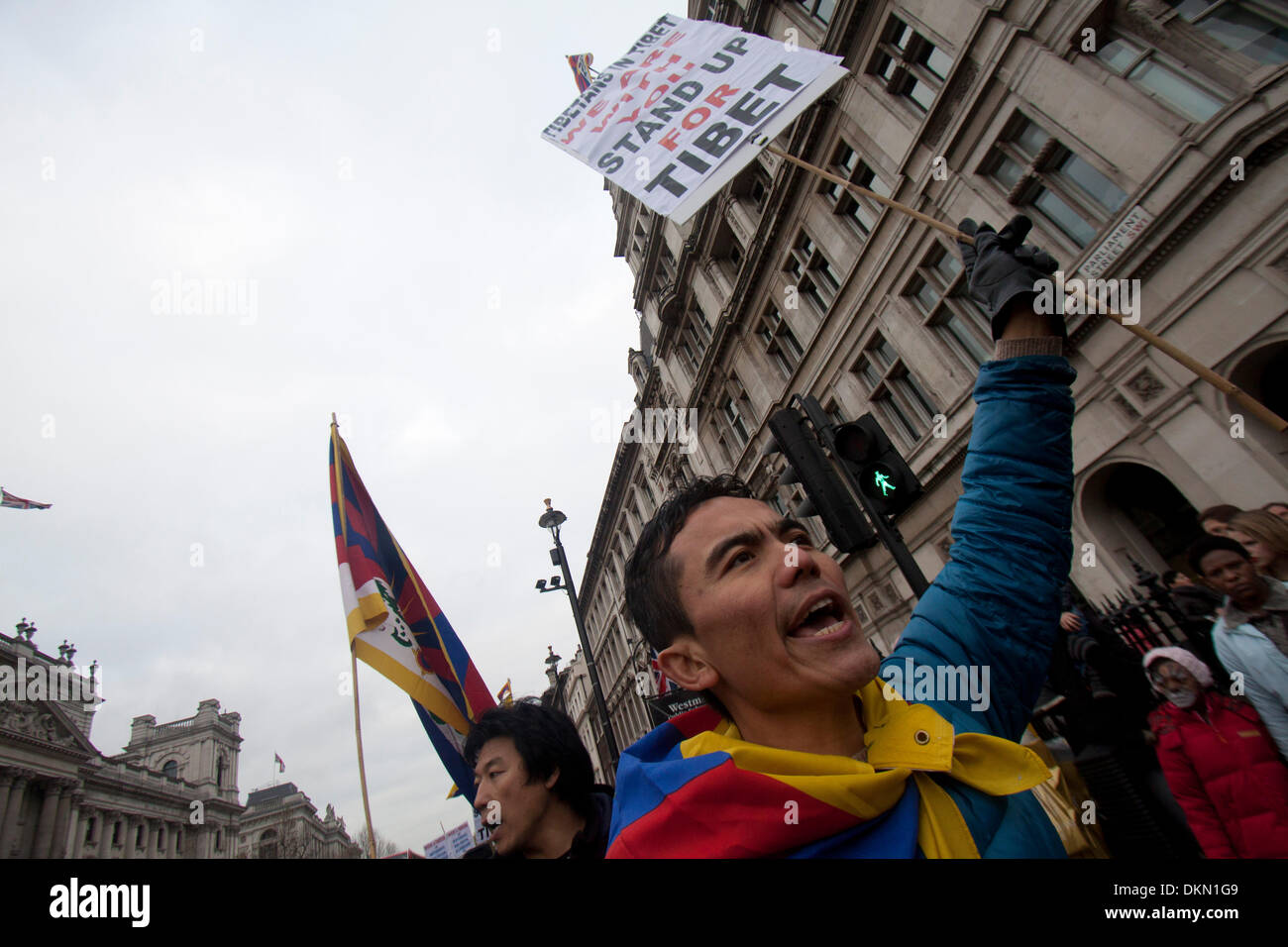 Westminster London, UK. 7. Dezember 2013. Eine kleine Gruppe von tibetischen Demonstranten marschieren rückwärts in Westminster zur Downing Street zum protest gegen die chinesische Besetzung Tibets Credit: Amer Ghazzal/Alamy Live-Nachrichten Stockfoto