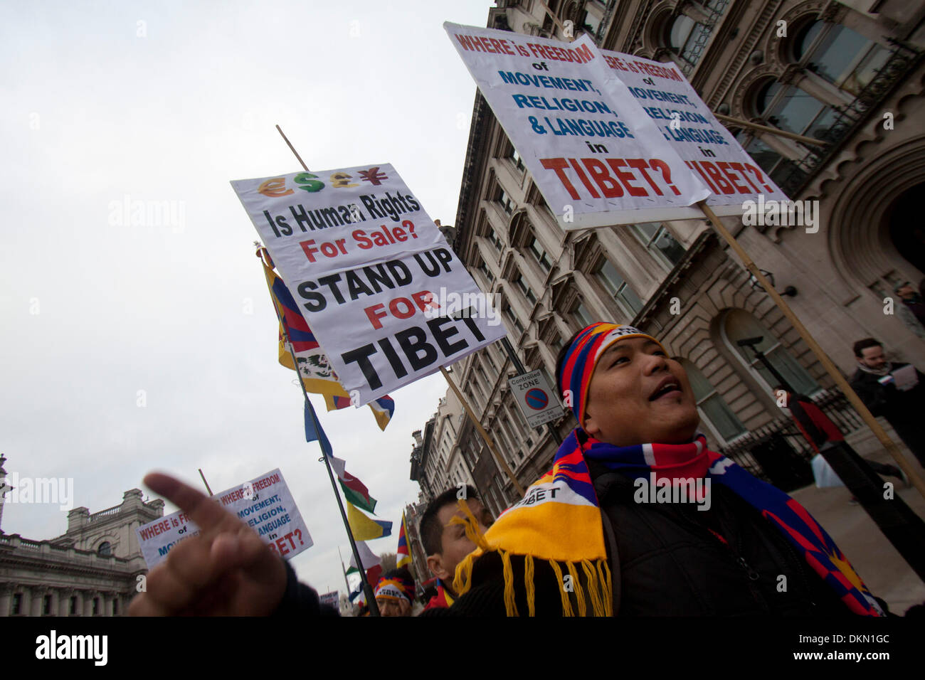 Westminster London, UK. 7. Dezember 2013. Eine kleine Gruppe von tibetischen Demonstranten marschieren rückwärts in Westminster zur Downing Street zum protest gegen die chinesische Besetzung Tibets Credit: Amer Ghazzal/Alamy Live-Nachrichten Stockfoto