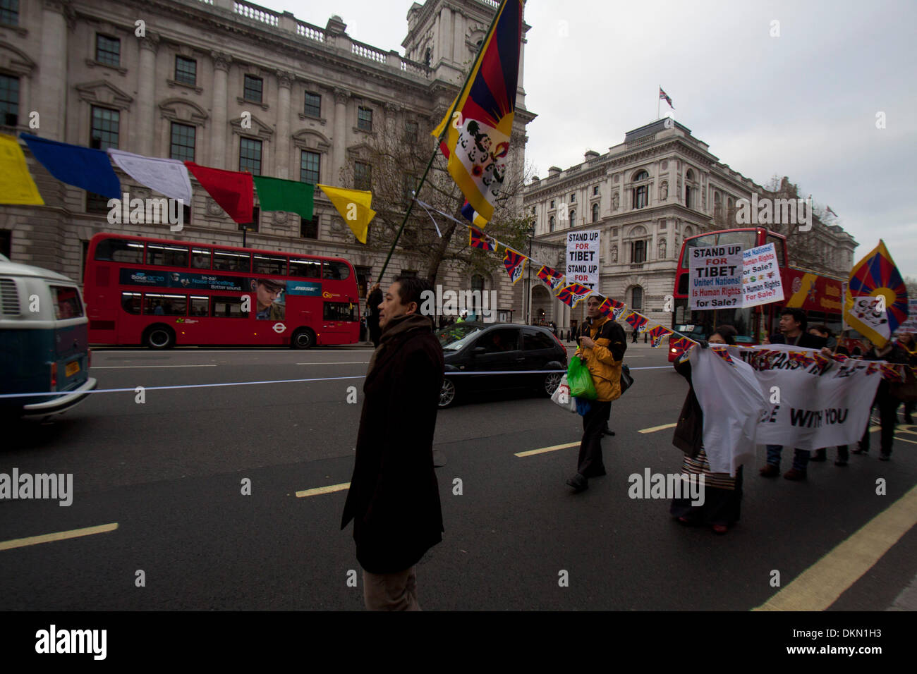 Westminster London, UK. 7. Dezember 2013. Eine kleine Gruppe von tibetischen Demonstranten marschieren rückwärts in Westminster zur Downing Street zum protest gegen die chinesische Besetzung Tibets Credit: Amer Ghazzal/Alamy Live-Nachrichten Stockfoto