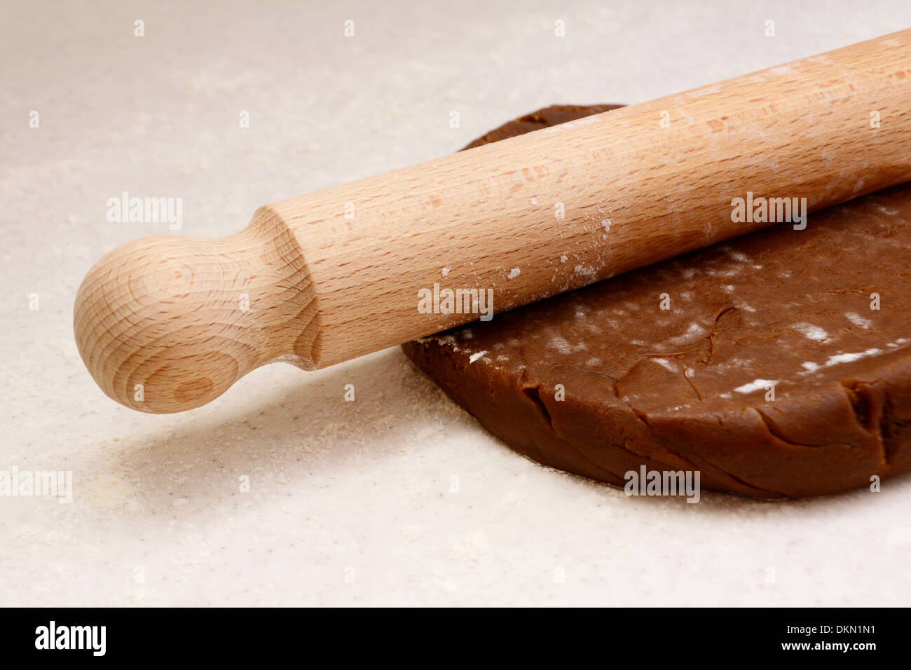 Nahaufnahme des hölzernen Nudelholz auf Lebkuchen-Cookie-Teig Stockfoto