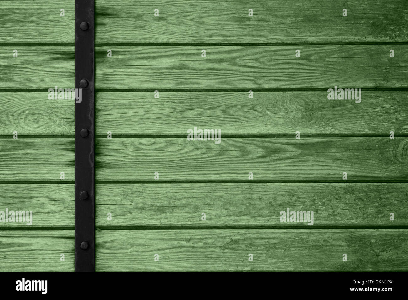 Holzbohlen Hintergrund mit schwarzen Metallstange auf linken oder grünen Holz Maserung Stockfoto