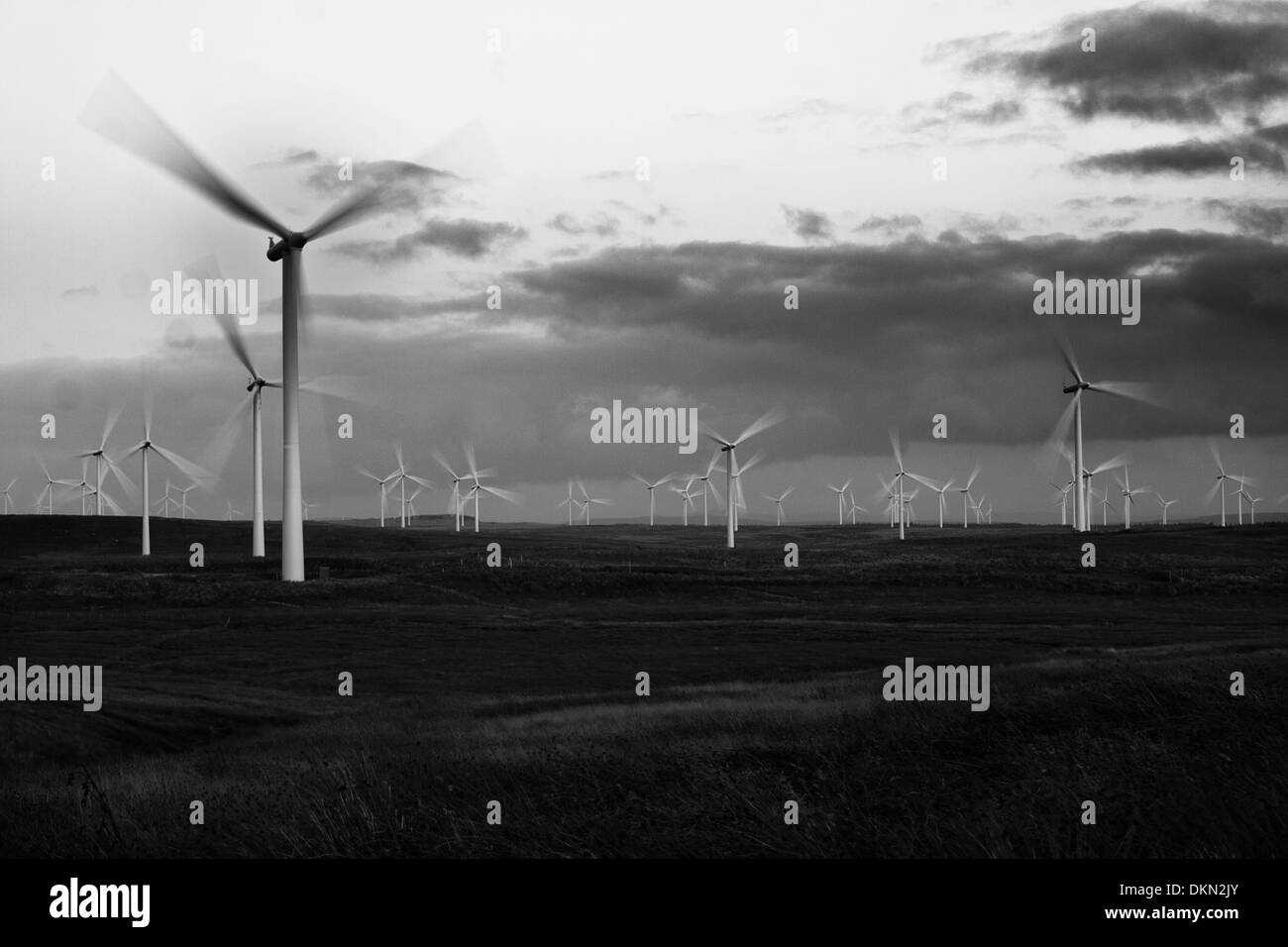 Windkraftanlagen mit zu lange Verschlusszeit. Stockfoto