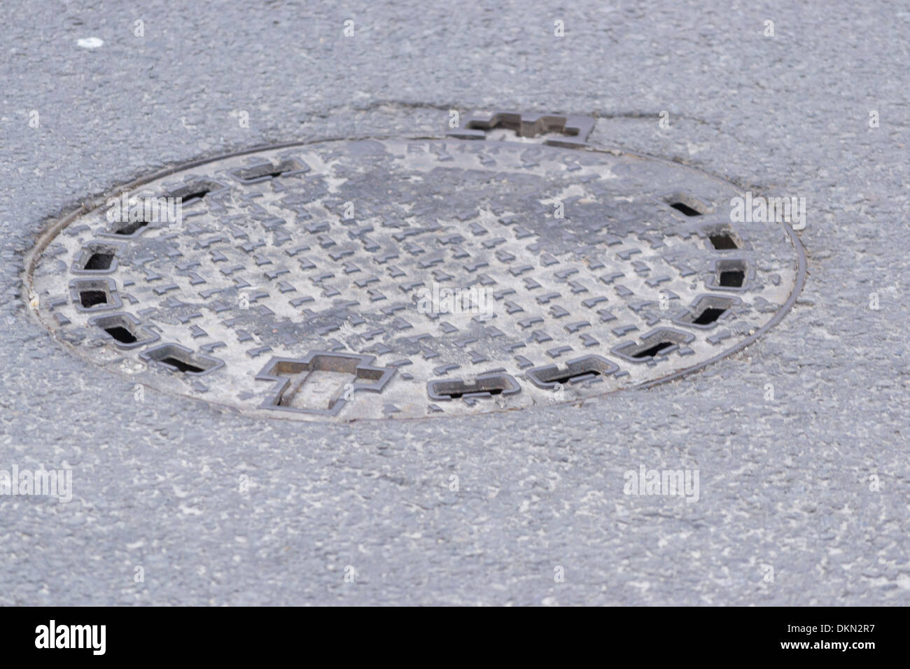 Ein Schachtdeckel auf die Kanalisation von Bukarest Stockfoto