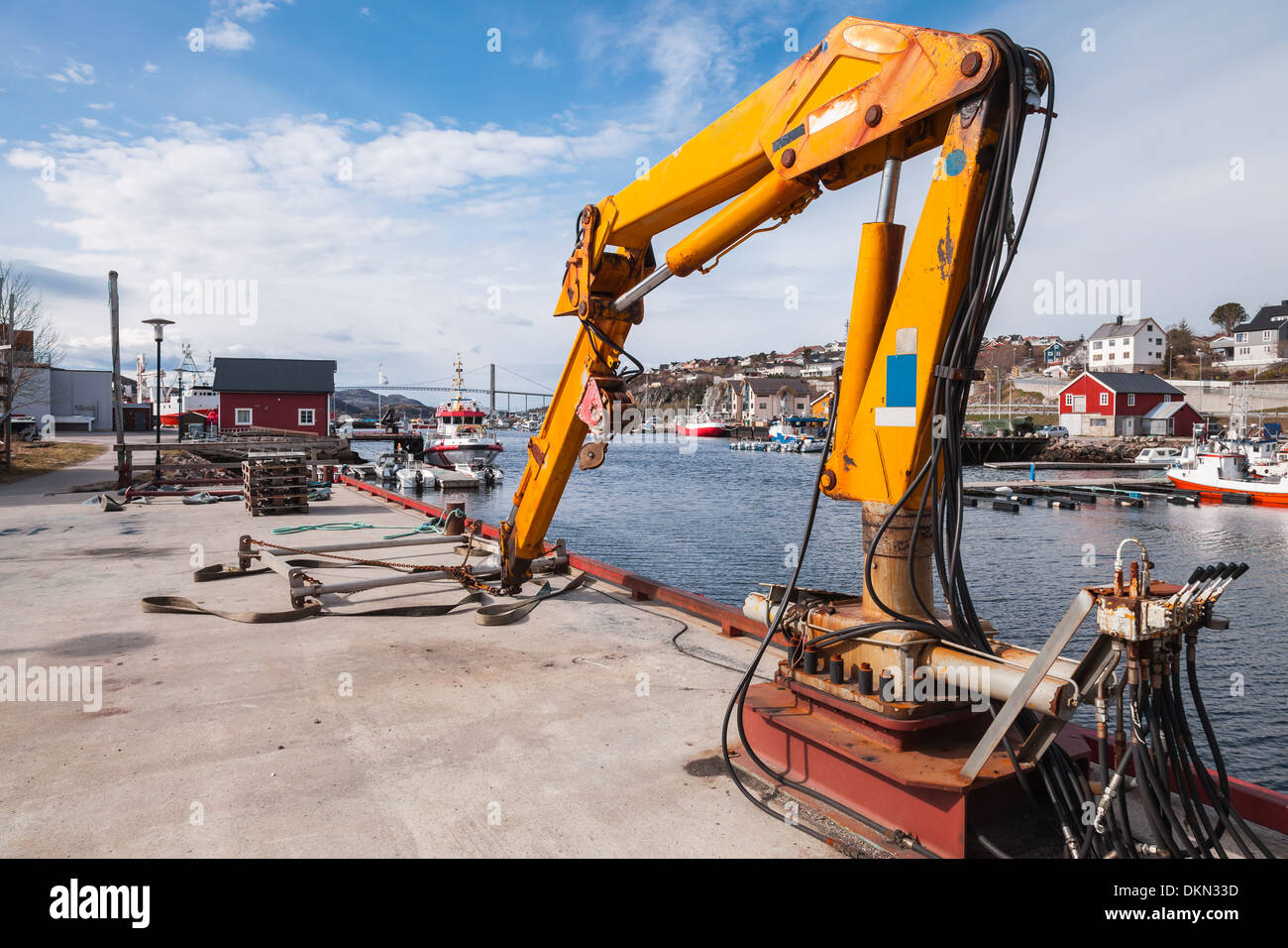 Gelbe marine Kran für kleine Boote heben Stockfoto
