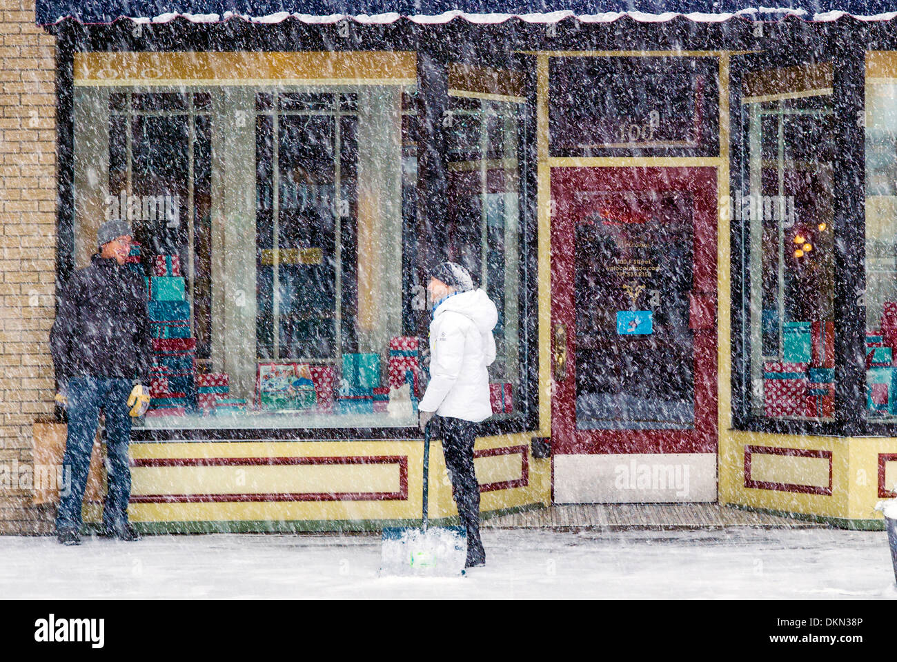 Shop-Betreiber von YOLO Bekleidungsgeschäft Schneeschaufeln, historische Innenstadt Salida, Colorado, USA Stockfoto